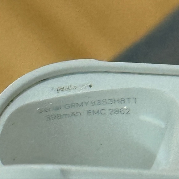 Apple AirPods 1st Gen - Right AirPod and Case Only - Picture 6 of 8